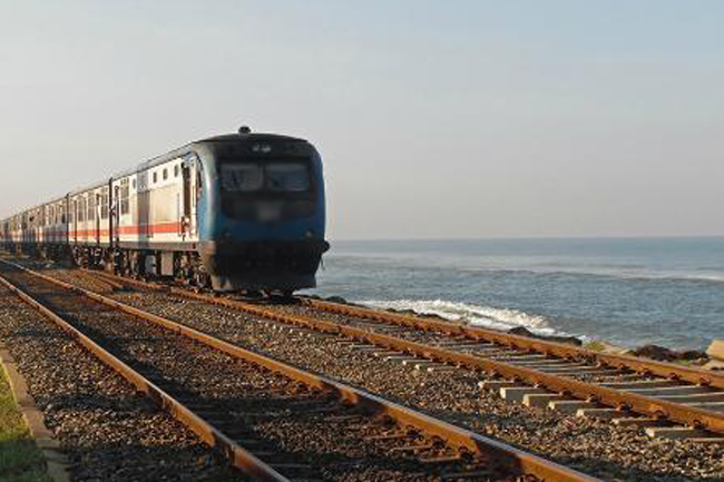 Maradana-bound train stalls on Coastal Line