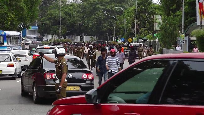 Heavy traffic near Nelum Pokuna, Green Path