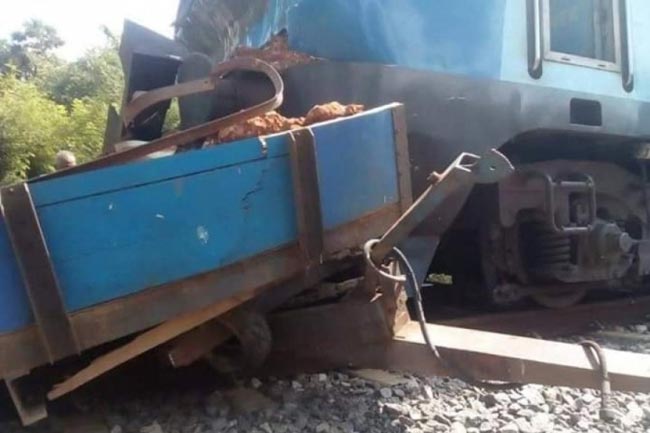 Tractor collides with Colombo-KKS express train
