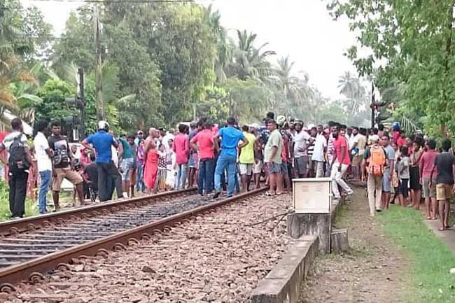 Motorcyclist killed by train at Aluthgama