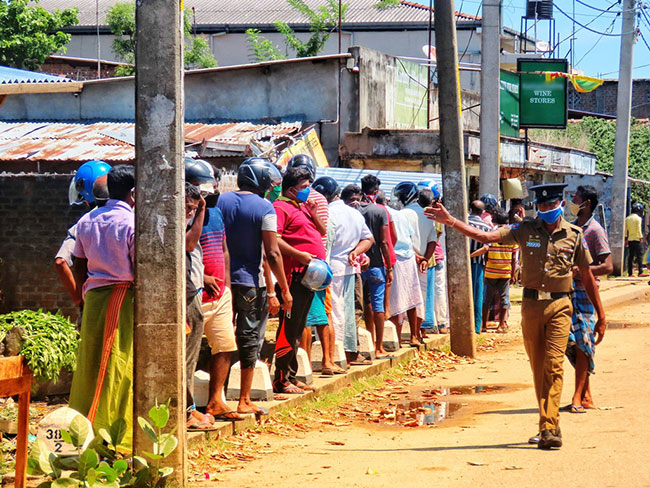 Govt orders immediate closure of all liquor shops