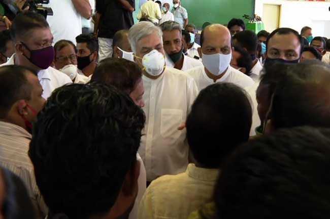 UNP trade unions protest against Ranil at Sirikotha