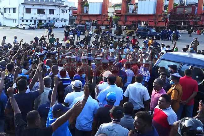 Port employees call off strike