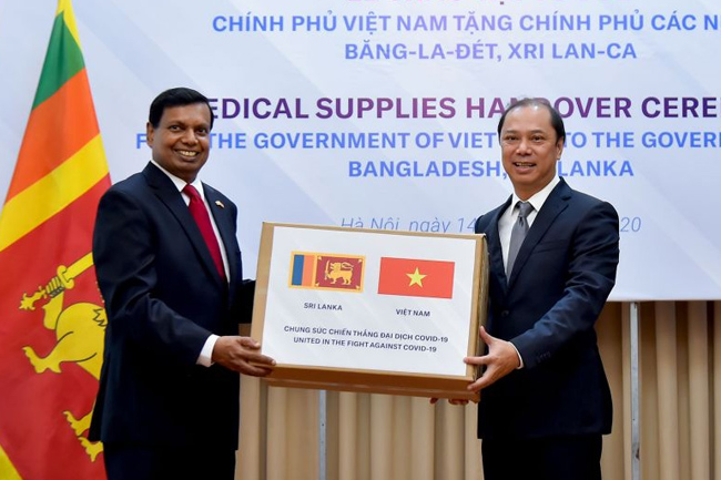 Vietnam donates medical equipment to Sri Lanka