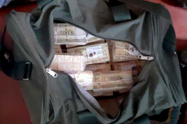 Three arrested with 128 fake cash stacks