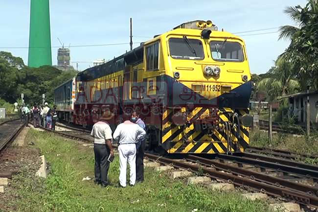 Train derails between Colombo Fort, Maradana railway stations