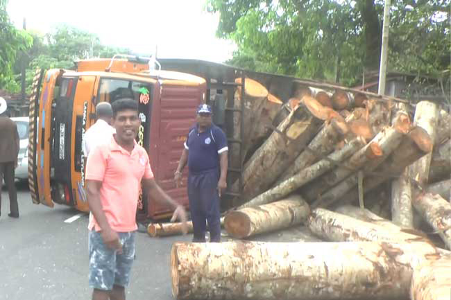 Lorry topples in Waskaduwa; Galle Road blocked