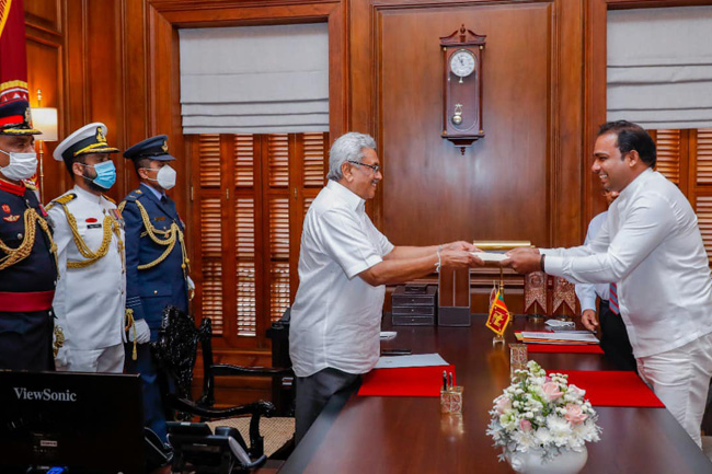 Viyalanderan takes oaths as State Minister