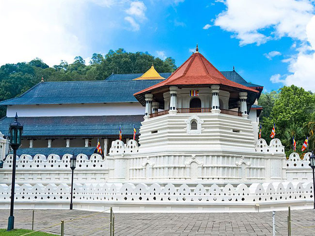 NIC mandatory to visit Sri Dalada Maligawa