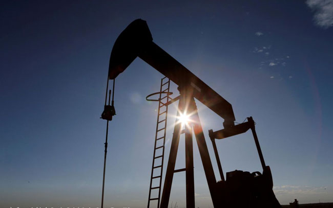 Oil falls as COVID-19 case surge stokes demand concerns