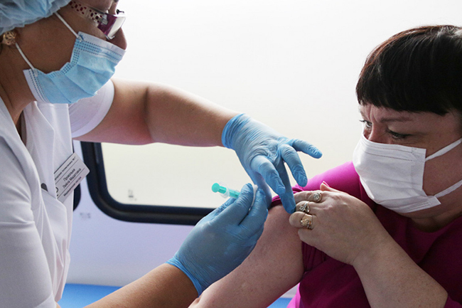 Covid-19: Russia begins vaccinating high-risk workers in Moscow