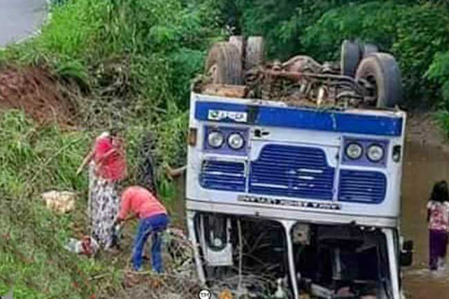 Nearly 30 injured after bus topples into canal in Polonnaruwa