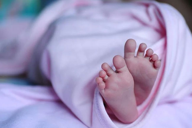 Vaccinated US woman gives birth to first known baby with COVID-19 antibodies