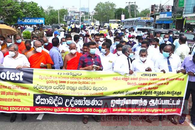 Heavy traffic due to education sector trade unions protest at Pelawatte