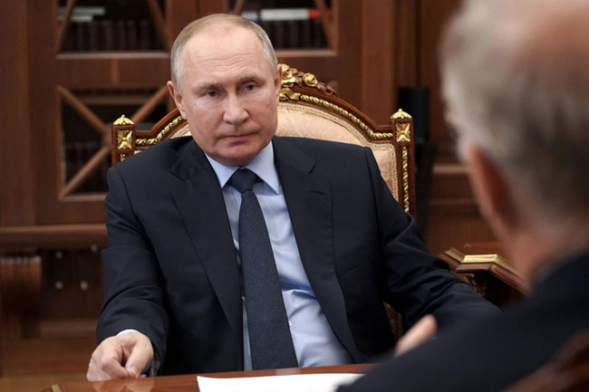 Putin signs law allowing him 2 more terms as Russias leader