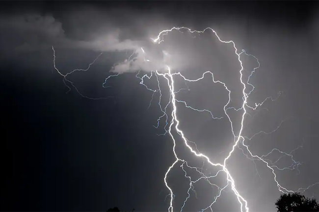 Public warned of severe lightning during thundershowers 