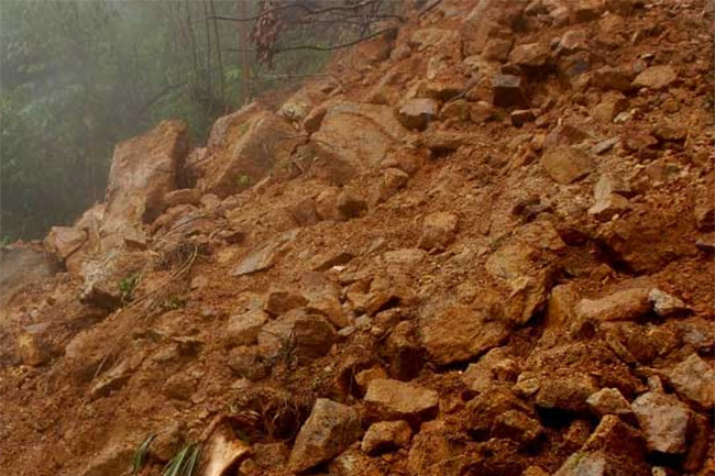 Three individuals missing in earth slips in Ratnapura