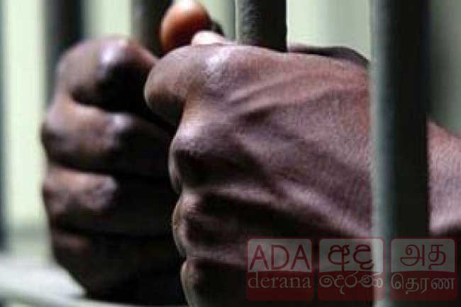 Four remand prisoners escape from court cell