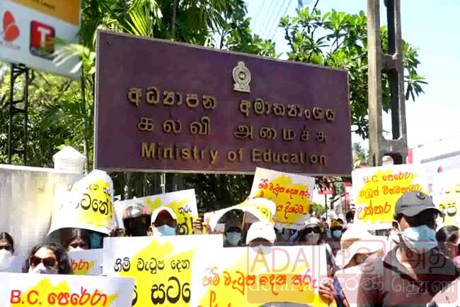 Talks with Education Minister fail; teachers unions to continue strike