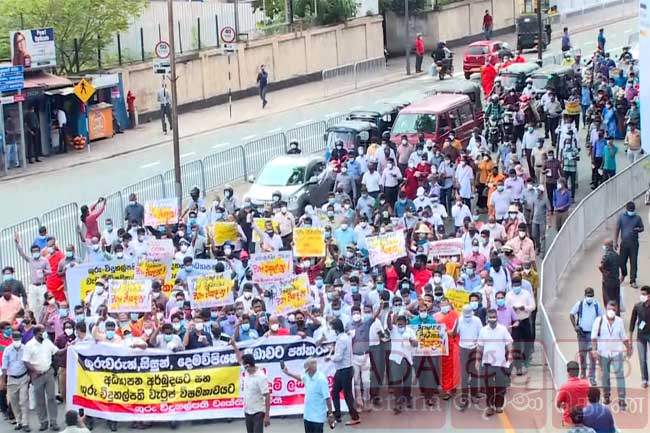 Galle Road blocked due to teacher-principal protest