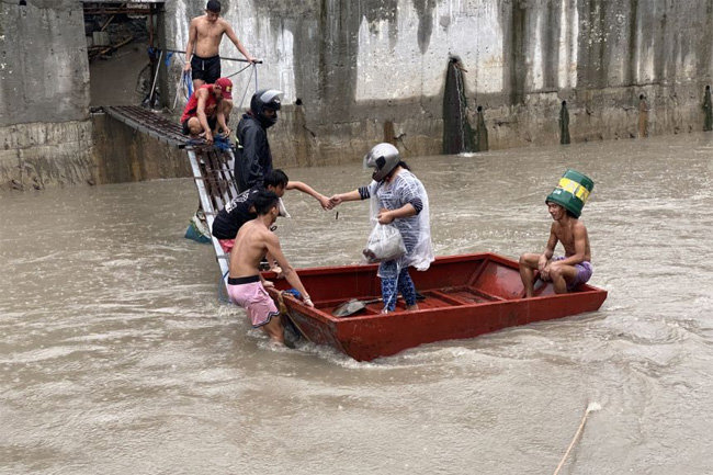 Thousands evacuated in Philippines as monsoon rains flood Manila
