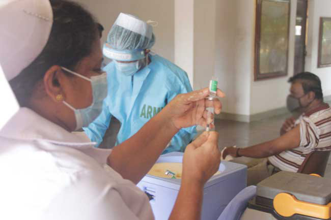 COVID vaccination clinics operating today