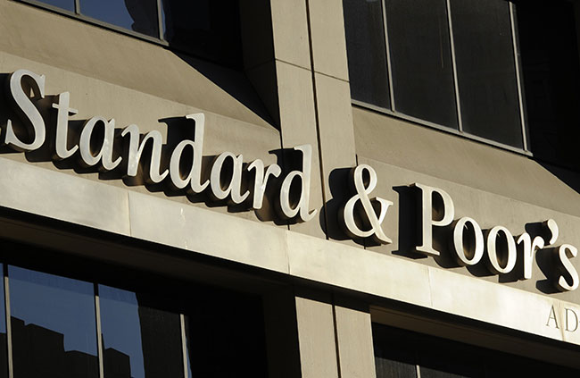 S&P cuts Sri Lanka rating outlook on default worries