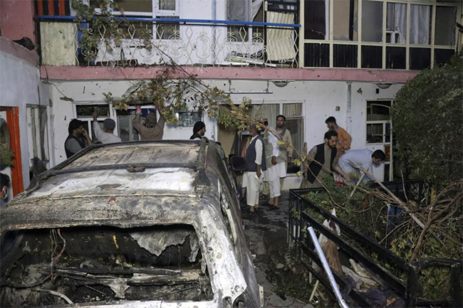 U.S. airstrike hits suspected IS suicide bombers targeting Kabul airport