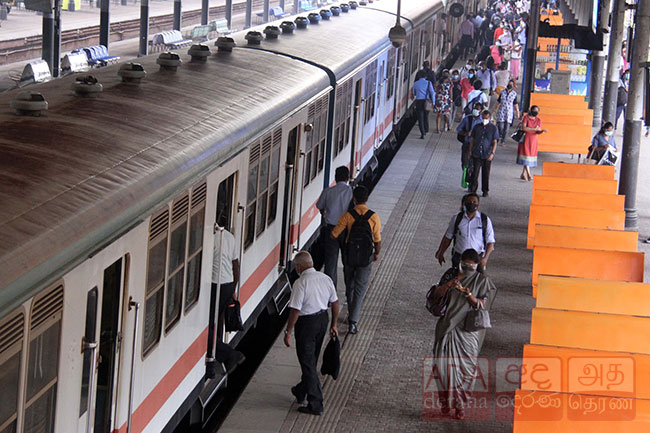 Train delay on main line due to signal failure