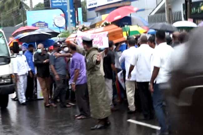 Protesters block Colombo-Katunayake road at Kandana