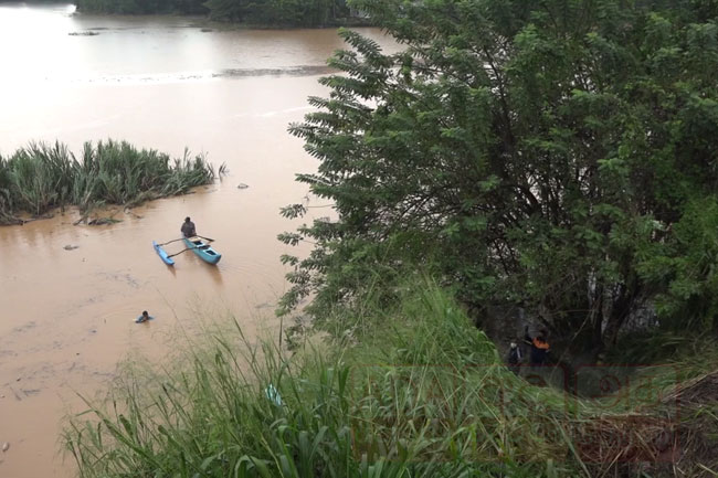 Two rescued, one missing as car topples into Mahaweli River