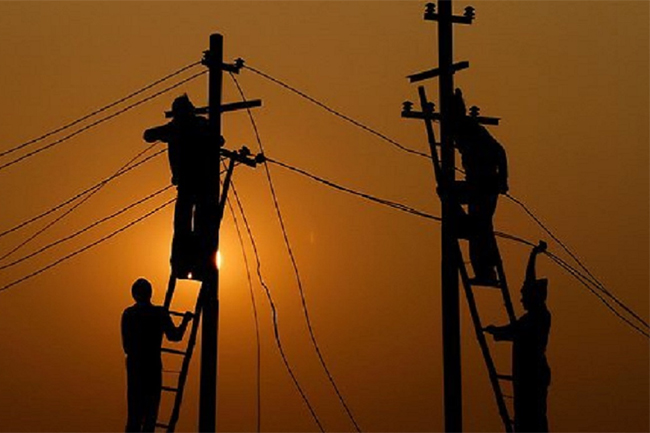 CEB engineers withdraw from power restoration activities