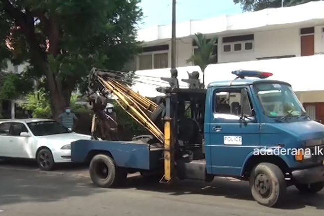 Police to tow away vehicles parked on the pavements in Colombo