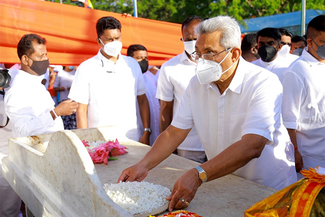 President & PM visit Kiriwehera Rajamaha Viharaya