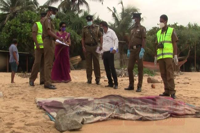 Bodies of two unidentified males found on beach