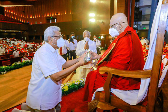 ‘Aktha Pathra’ presented to the new Amarapura Mahanayake Thera