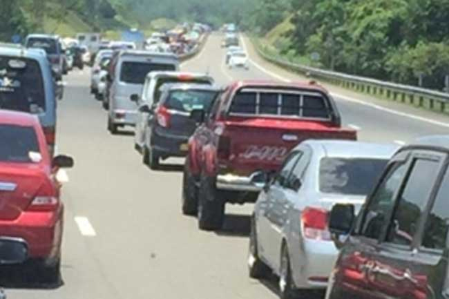 Multiple-vehicle collision causes heavy traffic on Southern Expressway