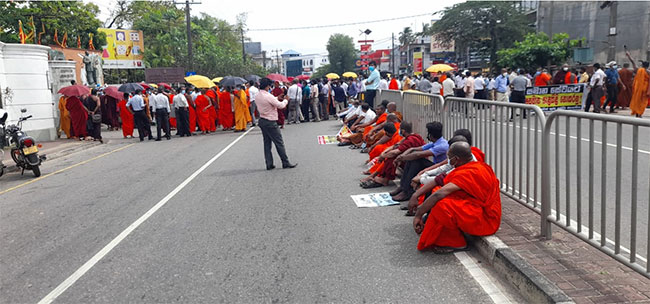 Protestors block road in front of Education Ministry