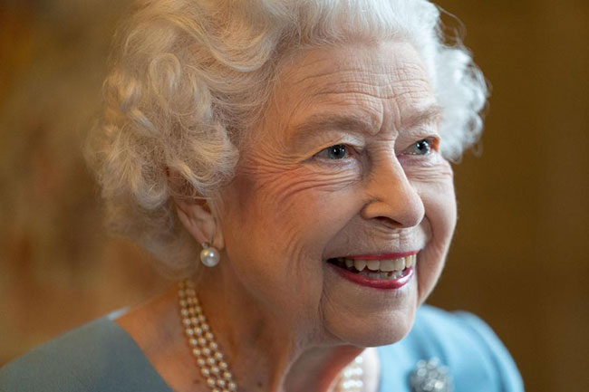 Britains Queen Elizabeth tests positive for COVID