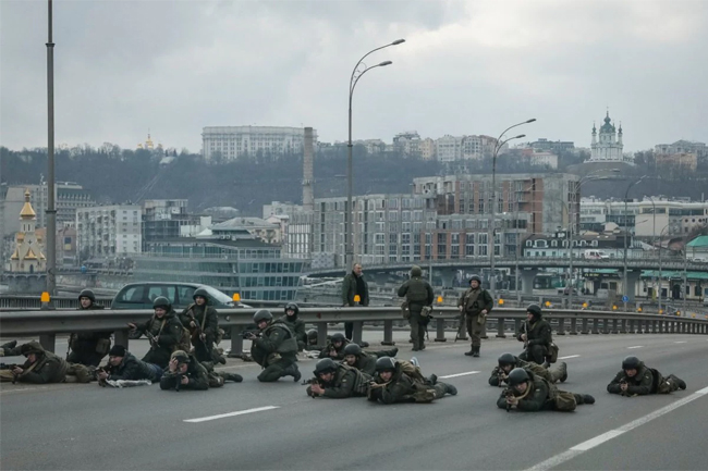Ukraine braces for battle in Kyiv as Russian tanks roll in