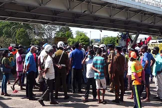 Municipal council workers protest in Welikada blocks traffic