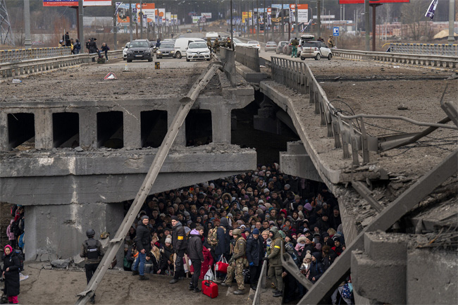 Evacuations halted in as Russian guns keep firing, Ukraine says