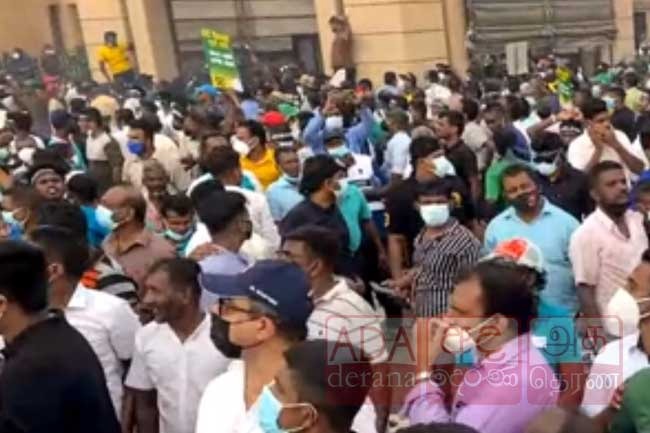 SJB protest completely blocks road opposite Presidential Secretariat