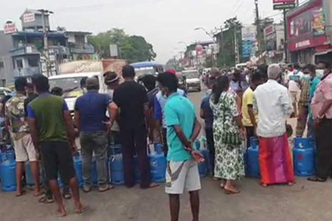 Vehicular movement in Homagama blocked by protest