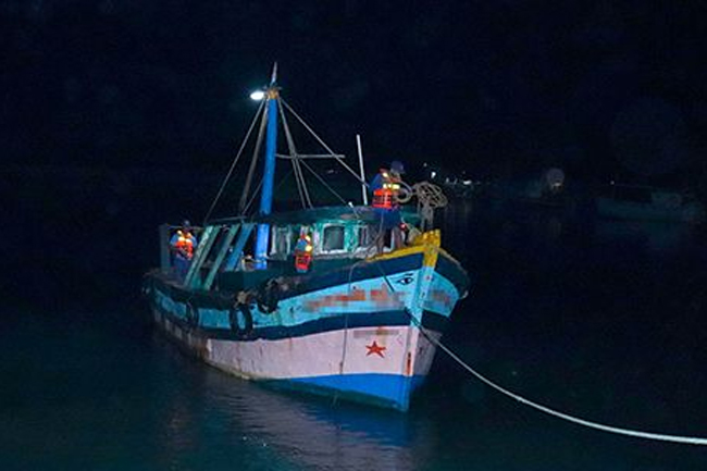 Indian trawler with 3 fishermen intercepted for poaching in Lankan waters