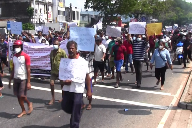 Galle Road blocked due to protest by carpenters