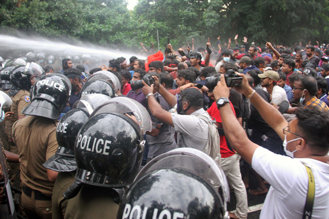 Tear gas fired at protesting students near Diyatha Uyana