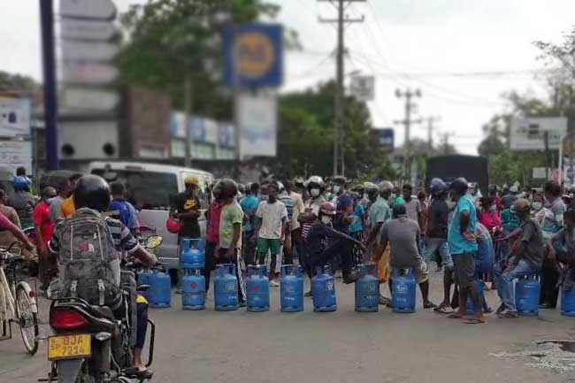 Protesters demanding gas block road at Karapitiya
