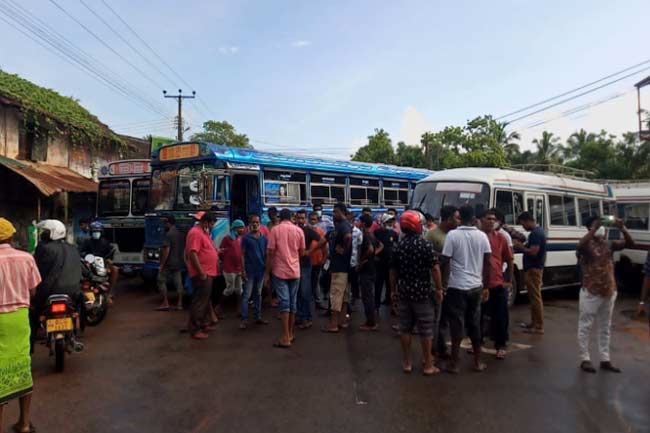Colombo-Chilaw road blocked due to protest