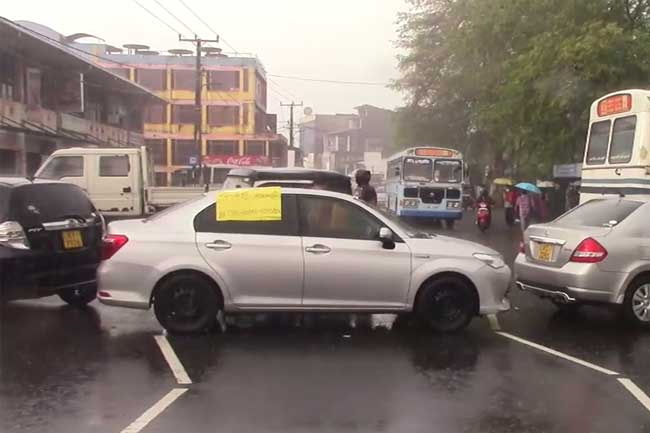 Protest in Balapitiya blocks traffic on Galle Road